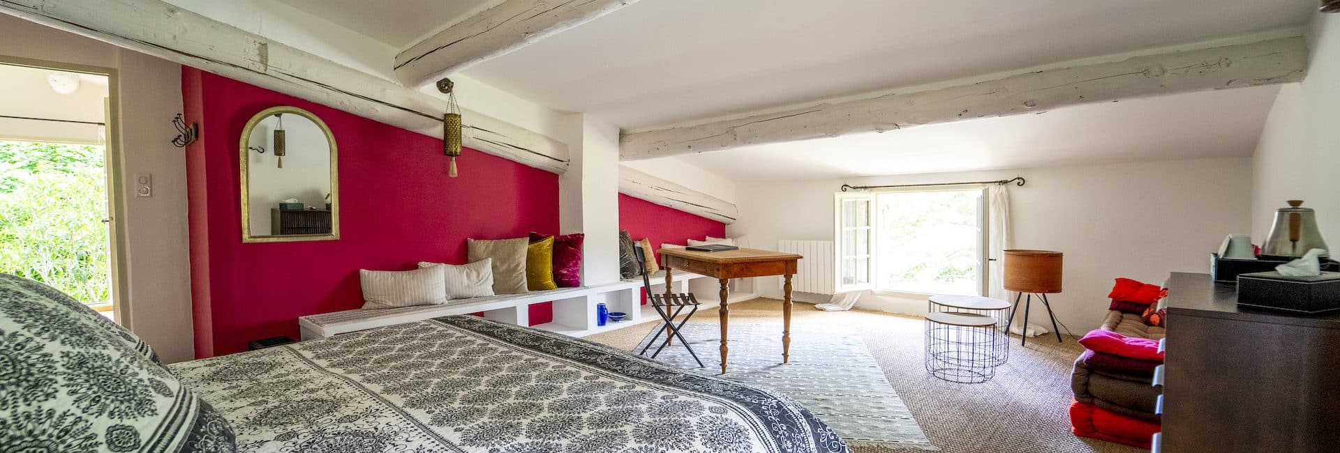 Chambre d'hôtes de charme en Provence avec vue sur la piscine.