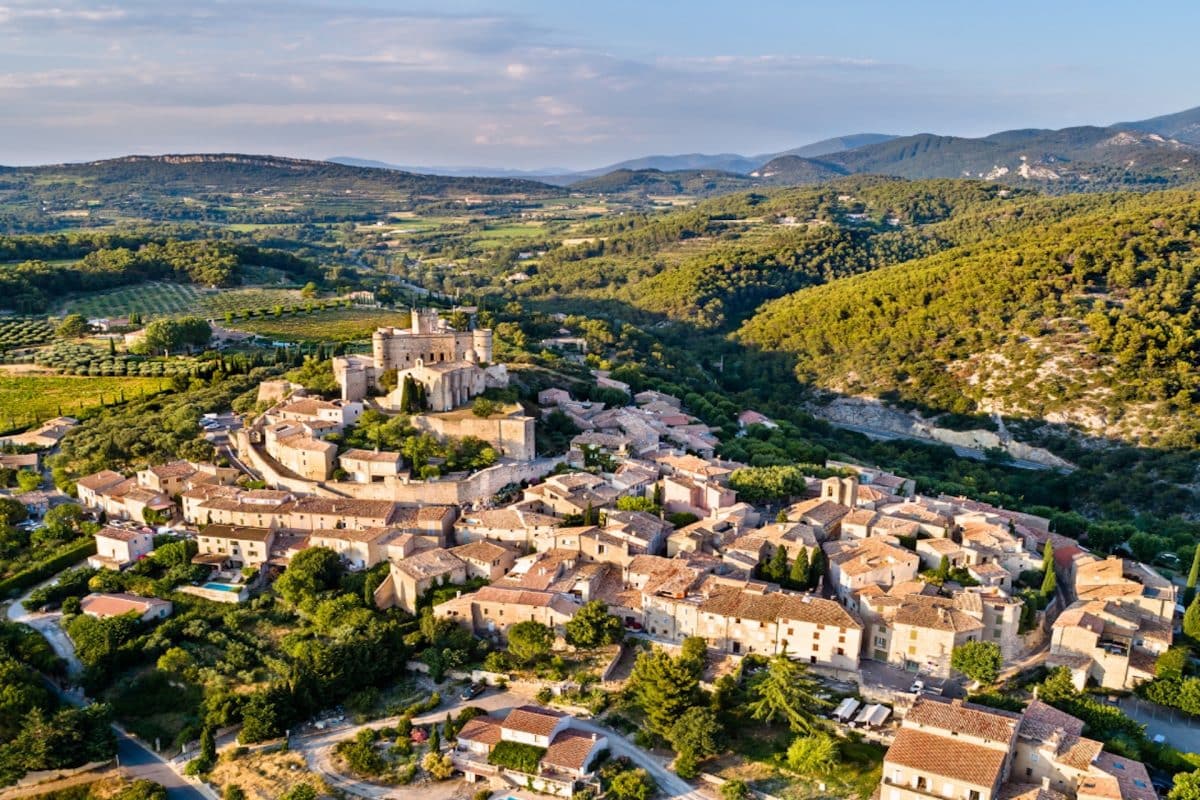 Le village et le château du Barroux à proximité de la maison d'hôtes Le Prieuré La Madelène